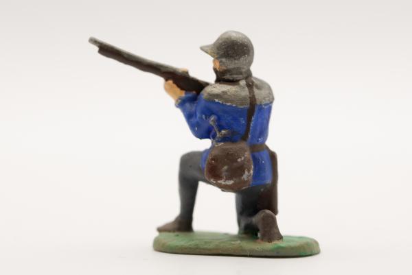 Landsknecht musketeer kneeling with French helmet